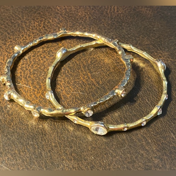 Vintage pair thin gold bangle bracelets, textured finish w/ABS crystals - Picture 9 of 9